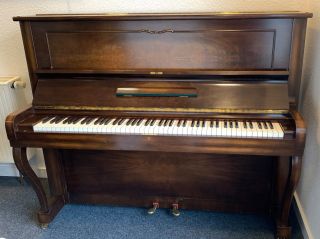 Steinway & Sons V-125 Klavier in Nussbaum
