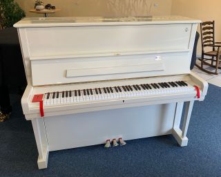 Steinway & Sons  V-125 Klavier, perlweiß poliert, Baujahr 2020